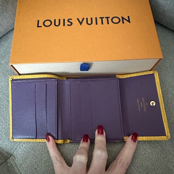 Authentic Louis Vuitton epi Leather Elise Wallet - Picture 4 of 10